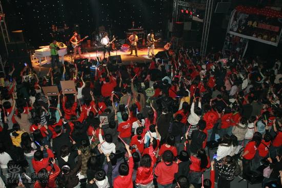 许飞举行首次庆生歌友会 父母恩师送祝福【图】