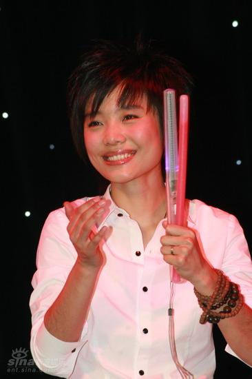 许飞举行首次庆生歌友会 父母恩师送祝福【图】