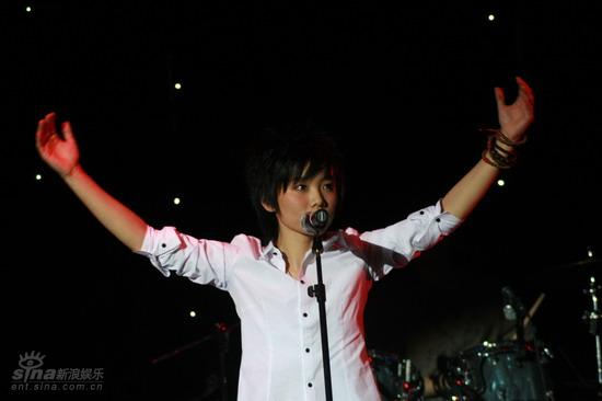 许飞举行首次庆生歌友会 父母恩师送祝福【图】