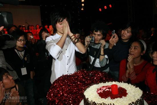 许飞举行首次庆生歌友会 父母恩师送祝福【图】