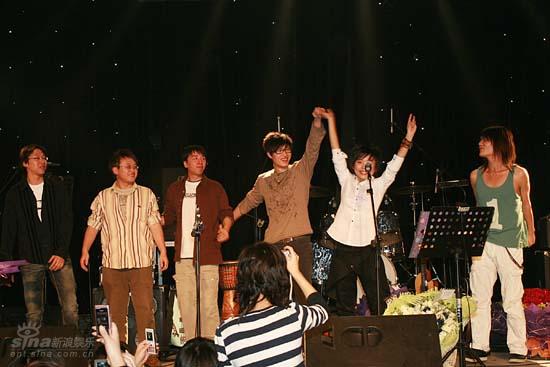 许飞举行首次庆生歌友会 父母恩师送祝福【图】