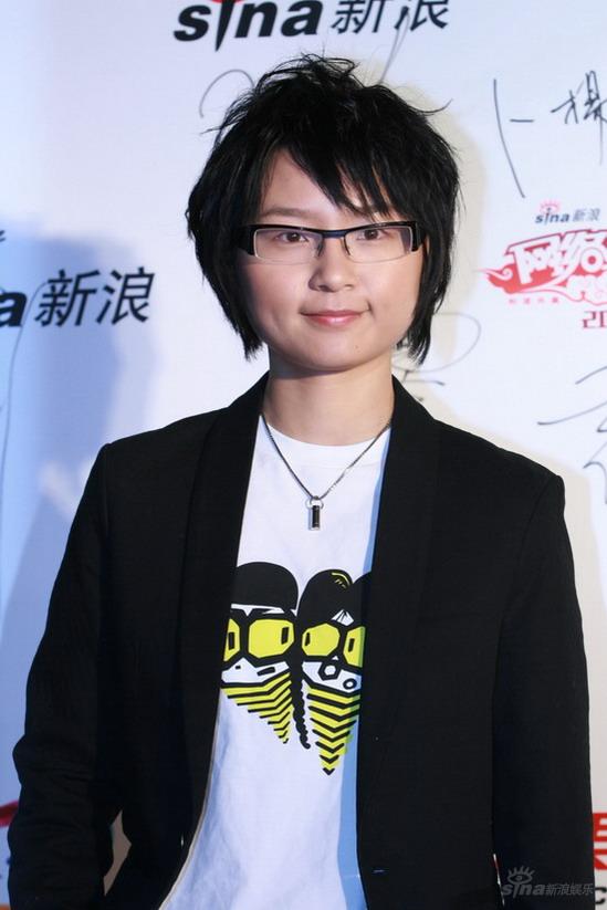 图文:周笔畅抿嘴笑露酒窝 装扮中性显帅气