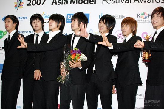 SJ帅哥一字排开