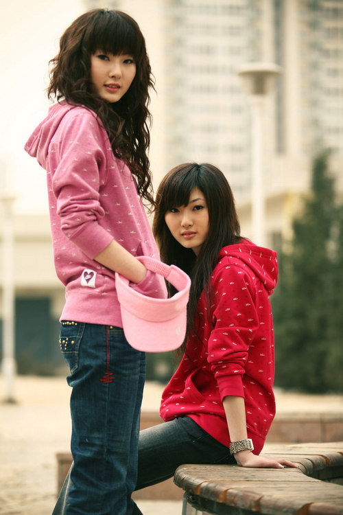 90后双胞胎美女包包与阿紫