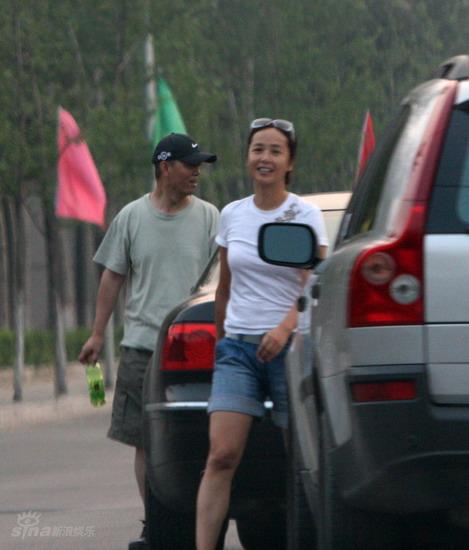 图文:顾长卫蒋雯丽全家出游--笑容满面出门
