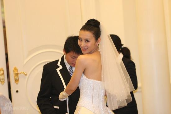 图文:聂远婚宴现场心情大好-聂远要抛花球