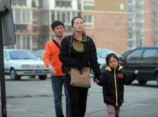 图文:黄健翔带女儿看病--三人表情轻松