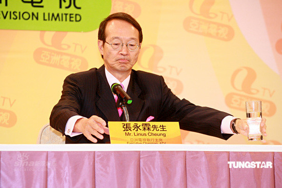 图文:张永霖召开新闻发布会-张永霖喝水调整情绪