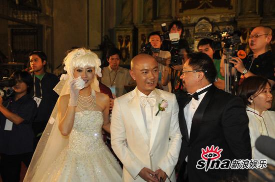 30,张卫健和张茜在菲律宾马尼拉的圣奥古斯丁大教堂举行婚礼