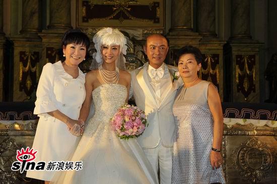 30,张卫健和张茜在菲律宾马尼拉的圣奥古斯丁大教堂举行婚礼