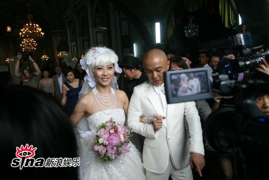 30,张卫健和张茜在菲律宾马尼拉的圣奥古斯丁大教堂举行婚礼