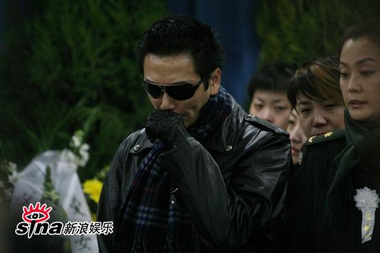 难忍泪水的温兆伦