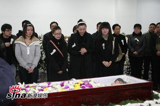 众好友送星谊最后一程