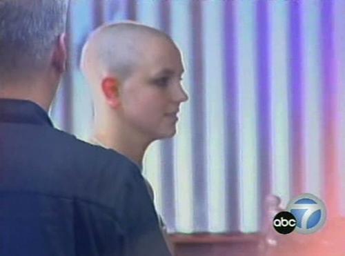 布兰妮发律师信拆电台不满光头照当做广告(图