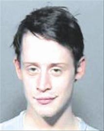 被抓进警察局的外国艺人嫌疑犯登记照曝光