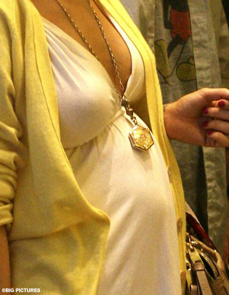 克里斯蒂娜和妮可里奇秀大肚 准妈咪仍靓丽【图】