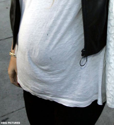 克里斯蒂娜和妮可里奇秀大肚 准妈咪仍靓丽【图】