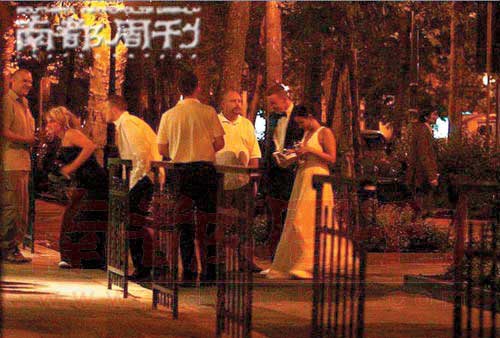 鲁尼婚礼现场，就算雨水，也浇不灭他们的浓情。