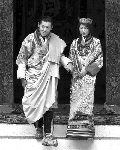 31岁的旺楚克国王与21岁的皇后携手走出大婚的寺庙。