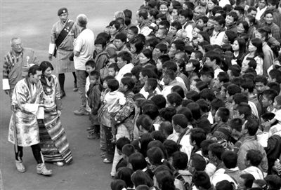 国王与皇后与到贺的当地村民见面。