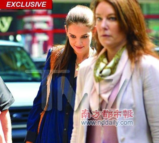 昨日凯蒂·霍尔姆斯亮相《天桥骄子》节目，这是她提出离婚后首次亮相。