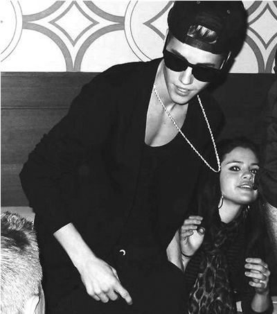 今年赛琳娜只现身颁奖典礼后的派对，两人牵手照被视为复合的信号。