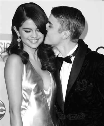 去年全美音乐奖红毯上，比伯与赛琳娜大秀恩爱。