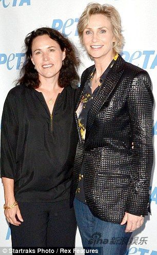 林奇(jane lynch)正式向洛杉矶乡村法院递交文件,要与同性恋妻子莱拉