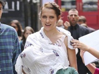 泰莉莎-帕尔墨当街喂奶