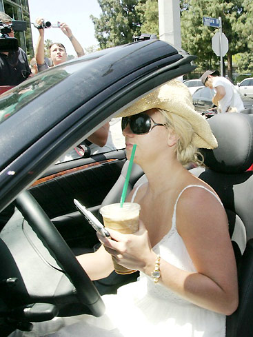 布兰妮当街拉扯胸衣 不惧镜头按摩酥胸【图】