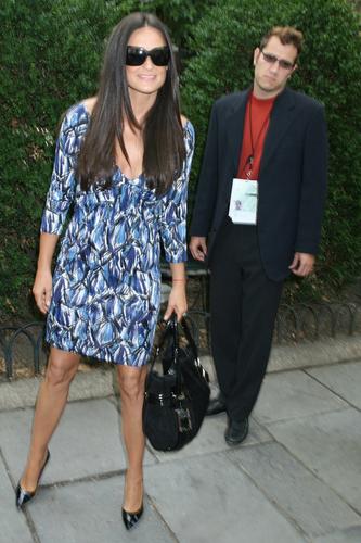 黛咪-摩尔v领裙秀乳沟 墨镜遮面派头十足【图】