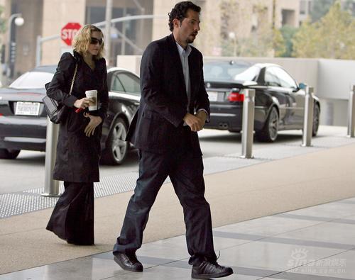 麦当娜与神秘男牵手同行 不怕老公吃醋【图】