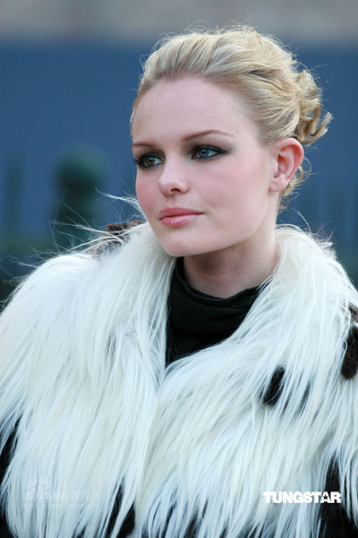 章子怡现身某时装秀 长城脚下星光熠熠【图】