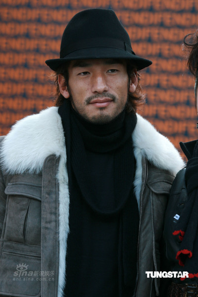 章子怡现身某时装秀 长城脚下星光熠熠【图】