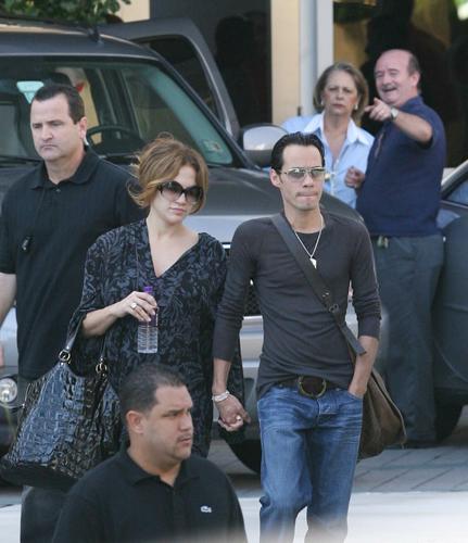 洛佩兹与老公漫步街头 身怀六甲母性渐显【图】