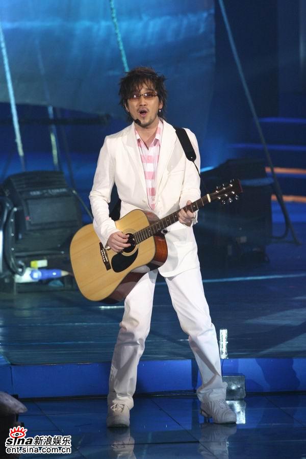 资料图片:浦江月-中华情晚会-周传雄