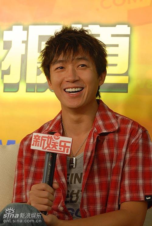 潘粤明做客上海电视节演播室聊《热浪岛》(图)