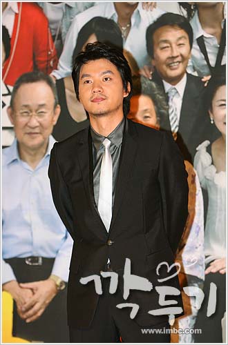 资料：韩剧《萝卜泡菜》人物郑东振--金承秀饰