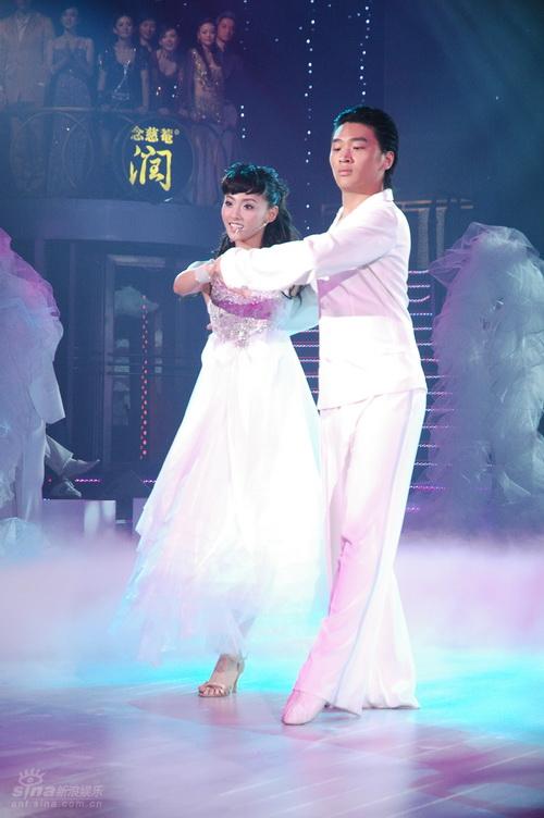 图文:舞动奇迹女选手--张嘉倪白裙亮相