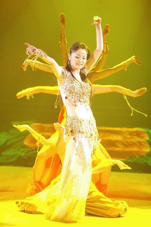 图文:舞动奇迹女选手--朱江千手观音