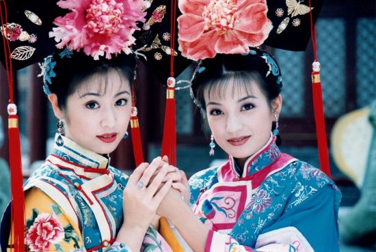 赵薇林心如在《还珠格格》之后又合作了《情深深雨濛濛》,两人在演艺圈都开始尝试幕后
