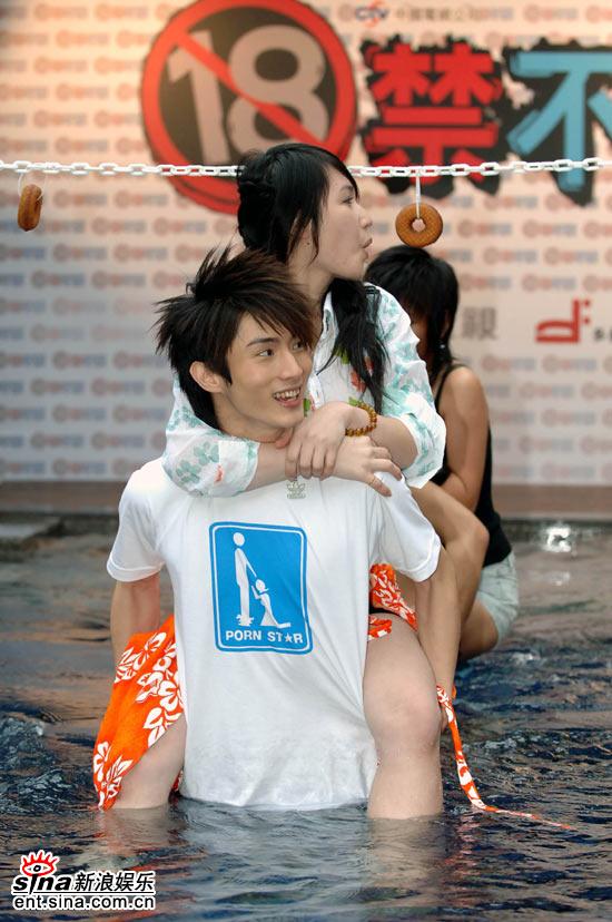 阿本背小薰咬甜甜圈