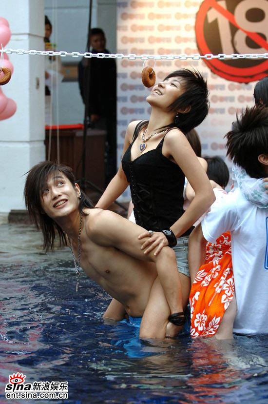 阿美背唐以菲咬甜甜圈