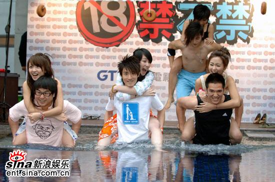 泳池中打仗