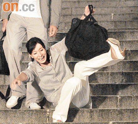 杨怡拍醉酒戏楼梯摔倒演得逼真被方中信赞(图)
