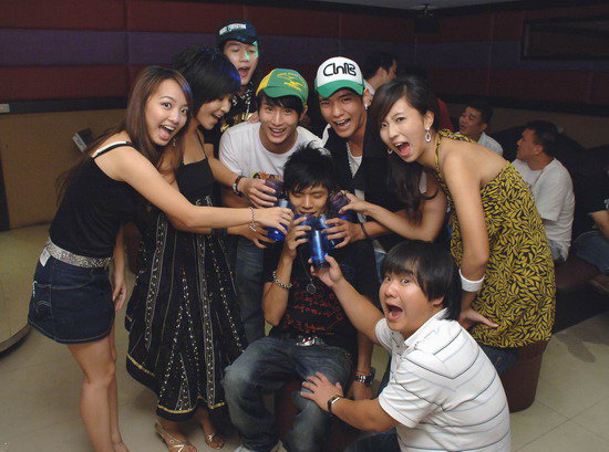 组图:《18禁不禁》杀青 阿本自曝亲吻过周晓涵