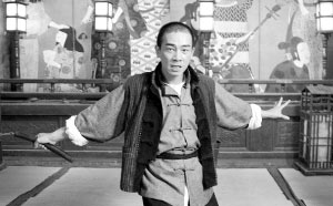 《精武陈真》横店拍摄陈小春片场冒雨救狗(图)