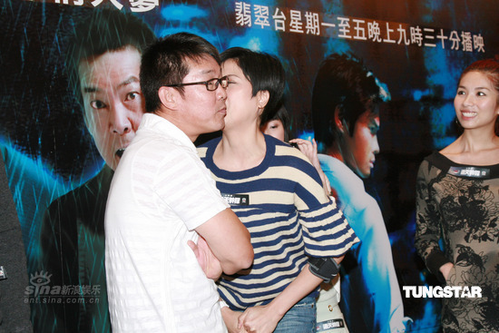组图：郑伊健两任女友尴尬同场陈豪不敢碰黎姿