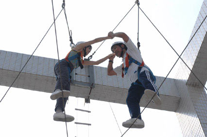 《通天干探》宣传挑战极限男士尽显绅士风度