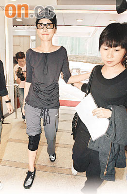 周丽淇伤脚仍想跳舞透露郑嘉颖发短信慰问(图)